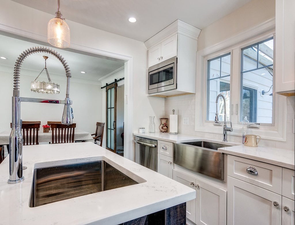 A spacious and modern open floor plan kitchen design